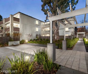 Ground Floor Apartment with Large Courtyard! - Photo 2