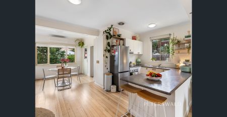 Updated, weatherboard cottage - Photo 2