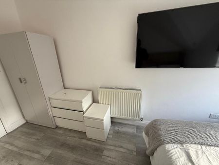 1 bedroom in a house share to rent - Photo 4