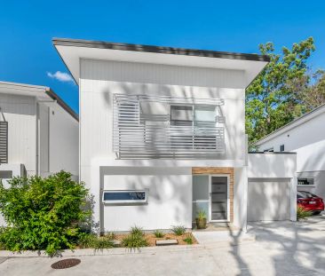 “Stunning Townhouse In Prime Location” - Photo 6