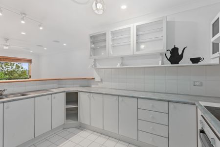 Spacious Two Bedroom Apartment with Balcony in Prime Location - Photo 3