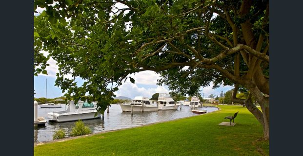 Privacy, tranquility & fully furnished - Photo 1