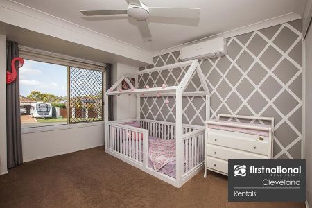 ENTERTAINERS DELIGHT WITH HUGE SPARKLING POOL FOR QLD SUMMER! - Photo 5