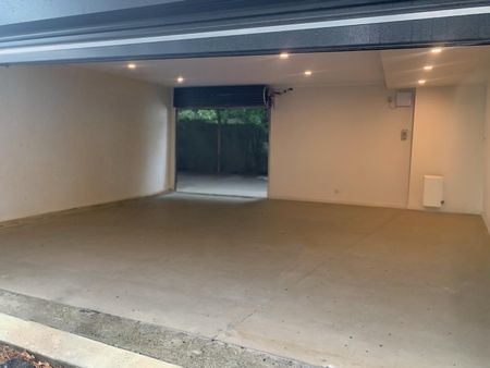 Sophisticated Contemporary Living in a Prestigious Glen Iris Locale - Photo 3