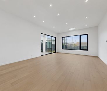 Contemporary Family Luxury on a Grand Scale - Photo 2