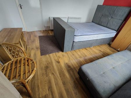 2 bedroom block of apartments to rent - Photo 3