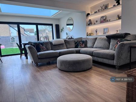 3 bedroom semi-detached house to rent - Photo 5