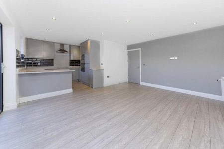 3 bedroom flat to rent - Photo 2