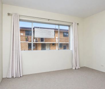 Light-Filled Two Bedroom Unit in Prime Coorparoo Location - Photo 3