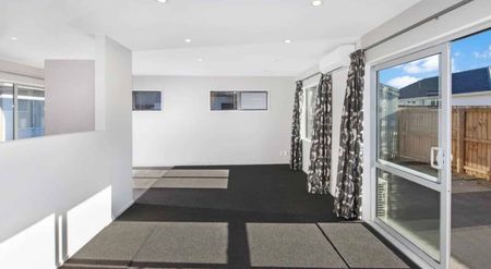 4 Bed And 2 Bathroom Modern Home - Photo 5