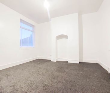 Price £2,800 pcm - Available Now - Part Furnished - Photo 3