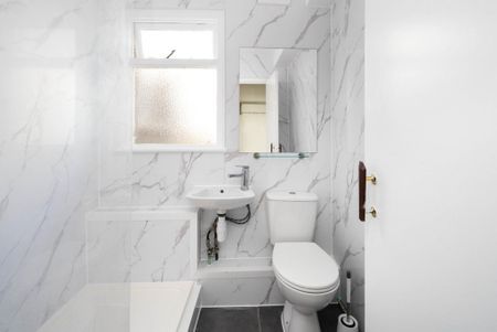 3 bedroom flat to rent - Photo 3