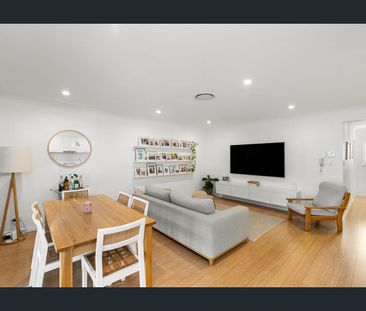 Large Modern Family Townhome - Photo 3