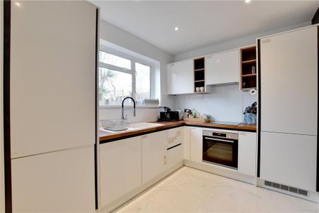 3 bedroom end of terrace house to rent - Photo 2