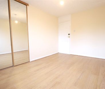 4 bedroom House in Caswell Close, Farnborough - Photo 3