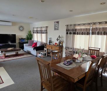 Spacious 5BR Family Haven in Takanini - Photo 1