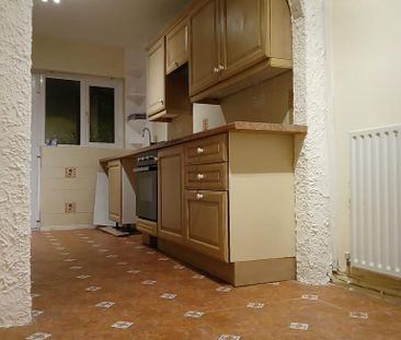 3 bedroom semi-detached house to rent - Photo 6