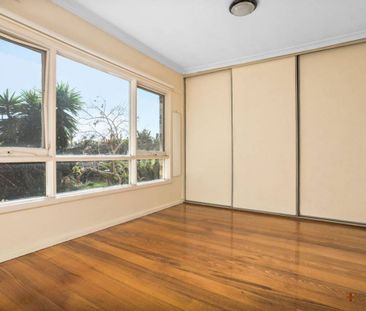 NEAT AND TIDY UNIT | CENTRAL LOCATION | CLOSE TO TRAINS - Photo 3