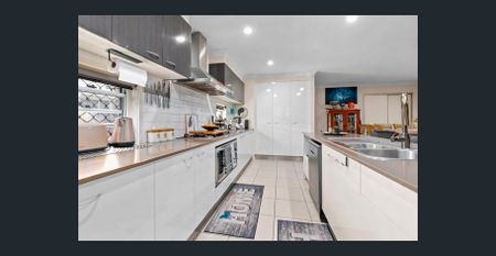 Perfect Family Retreat with Private Courtyard and 6 Seater Spa - Photo 5