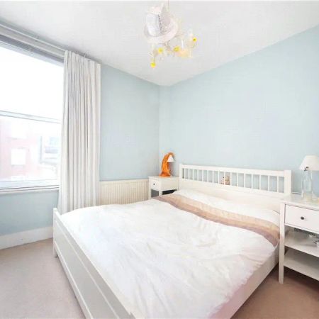 2 bedroom flat in London - Photo 4