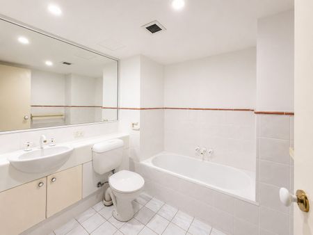 One-Bedroom Courtyard Apartment with River Views - Photo 5