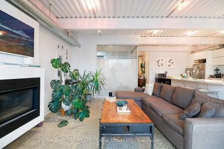 214 Bathurst Street apartment — Toronto, ON (2-Bedroom) - 2 Bedroom - Photo 2