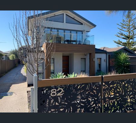 1/2 Luxford Court, Springvale, Vic 3171 - Photo 2