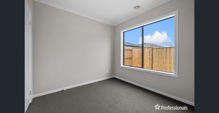 Modern comfort in Bonnie Brook’s booming zone! - Photo 2