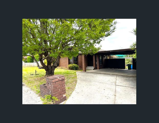 3 BEDROOM HOME IN CENTRAL NARRE WARREN - Photo 1