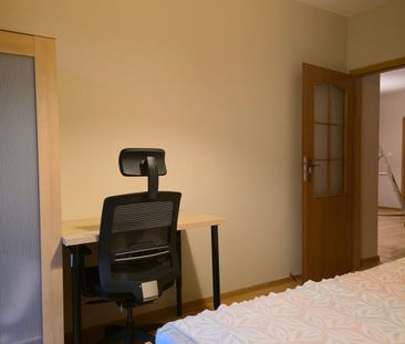 cztery pokoje, miejsce postojowe, komórka, balkon - Zdjęcie 4