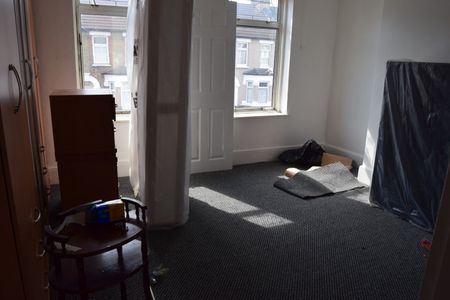 3 Bed Terraced House, Stanley Road, IG1 - Photo 4