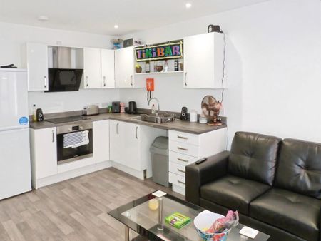 1 bedroom in a flat share to rent - Photo 3