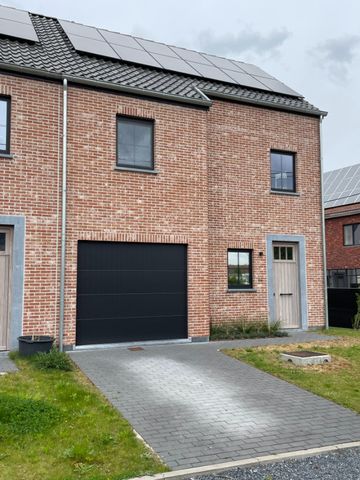 Drie slaapkamer EENGEZINSWONING met garage & tuin - Photo 5