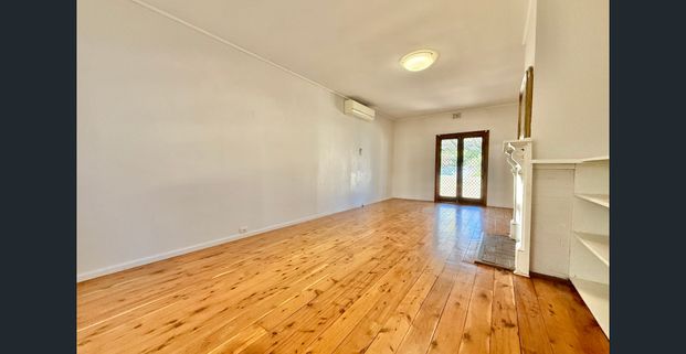 Magnificent 2 story, 4 bedroom home close to the CBD - Photo 1