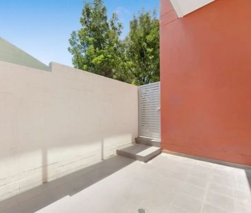 Modern & Bright Split Level Unit in the Heart of Penshurst - Photo 2