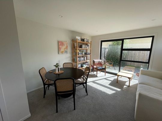 New, Quiet End Unit Townhouse + Off street park - Photo 1