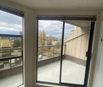 *** 1Br waterfront Penthouse Available Now *** - Photo 4