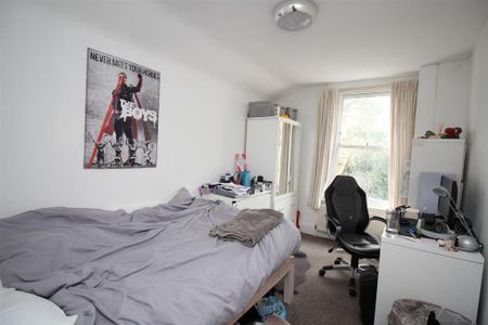 4 bedroom terraced house to rent - Photo 3