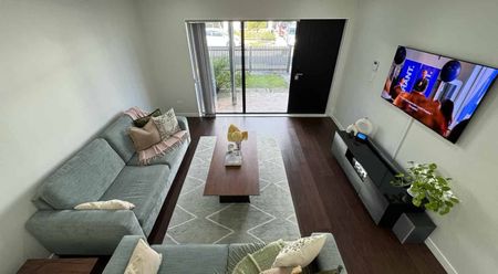 Modern 4-Bedroom Executive Home for Rent – Prime Takanini Location! - Photo 4