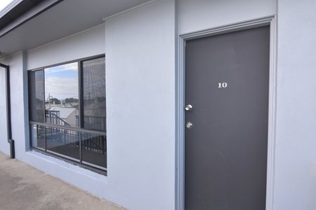 2 BEDROOM UNIT CLOSE TO EVERYTHING - Photo 2