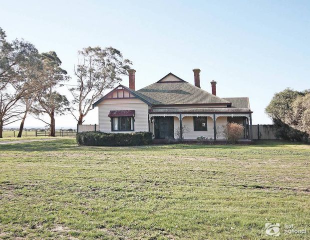 Character home on 1 acre! - Photo 1