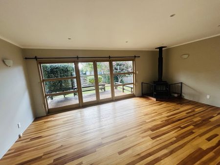Charming 3-Bedroom Family Home – Fully Fenced with Fireplace! Sunnybrook - Photo 3