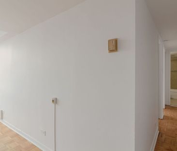 1975 Maisonneuve Blvd West, Montréal, QC - Photo 2