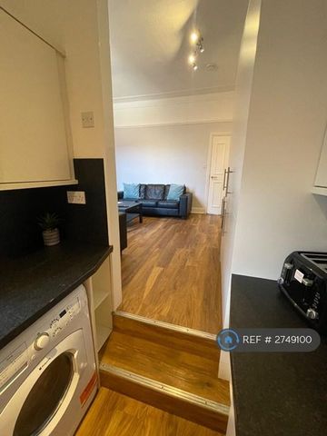 6 bedroom terraced house to rent - Photo 3