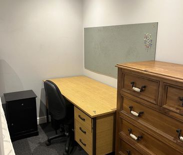 8 bedroom semi-detached house to rent - Photo 2