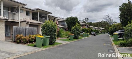 FANTASTIC LOCATION & PEACEFUL HOME! NBN, Air-Con, 3 Bed 2&1/2 Bath Townhouse, Pool, Gym - Photo 5