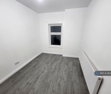 4 bedroom flat to rent - Photo 2