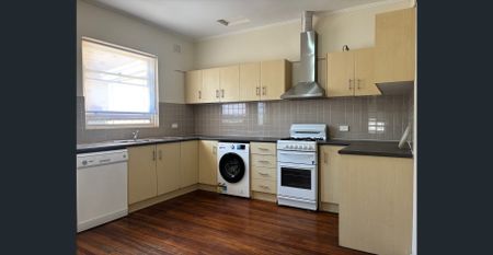 2 bedroom unit WITH 2 bathrooms - you don't see that very often! - Photo 4