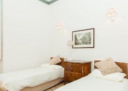 Center-Historic Jewish Quarter: Elegant apartment situated in beautiful Palazzo Nobiliare. Entrance, spacious living with original wood frescoed ceilings, large modern dining and kitchen, 4 bedrooms, 4 Baths, small terrace. #1527