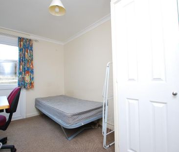 4 bedroom end of terrace house to rent - Photo 5